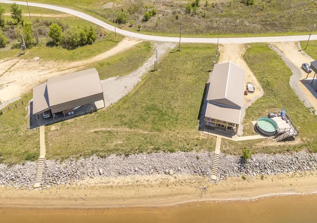 Homes for sale in Clifton, TN | 2271 Hardin Bottom River Rd, Clifton, TN 38425 | MLS# 3168952