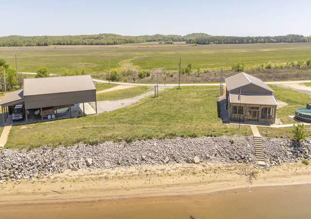 Homes for sale in Clifton, TN | 2271 Hardin Bottom River Rd, Clifton, TN 38425 | MLS# 3168952
