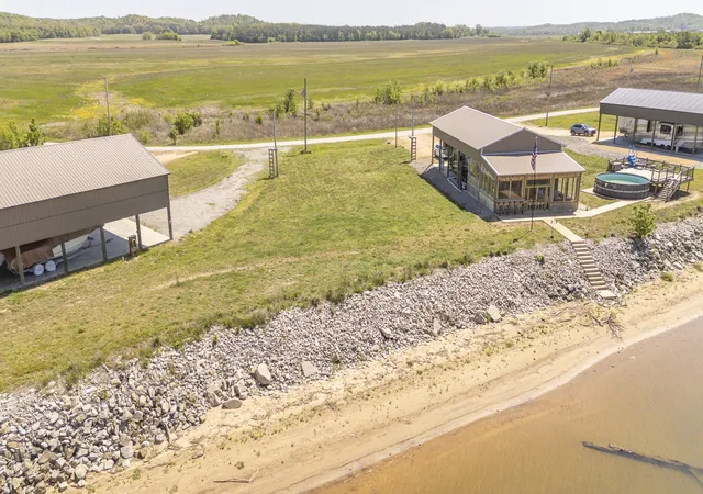Homes for sale in Clifton, TN | 2271 Hardin Bottom River Rd, Clifton, TN 38425 | MLS# 3168952
