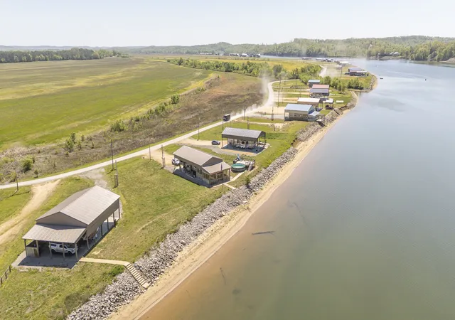 Homes for sale in Clifton, TN | 2271 Hardin Bottom River Rd, Clifton, TN 38425 | MLS# 3168952