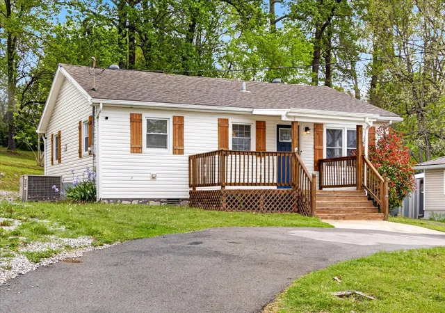 Homes for sale in Hopkinsville, KY | 214 Hillside Ter, Hopkinsville, KY 42240 | MLS# 3175165