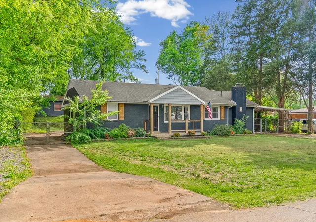 Homes for sale in Clarksville, TN | 16 Donelson Dr, Clarksville, TN 37042 | MLS# 3175553