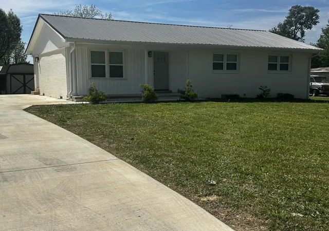 Photo 1 of Single family home for sale at 307 Randall St, Lawrenceburg, TN 38464 | MLS# 3173390 | Listing updated on 2026-04-19