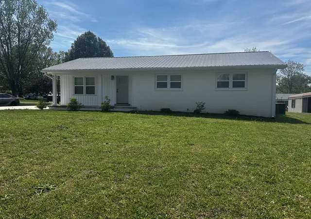 Photo 2 of Single family home for sale at 307 Randall St, Lawrenceburg, TN 38464 | MLS# 3173390 | Listing updated on 2026-04-19