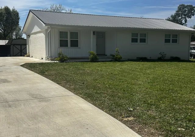 Photo 3 of Single family home for sale at 307 Randall St, Lawrenceburg, TN 38464 | MLS# 3173390 | Listing updated on 2026-04-19