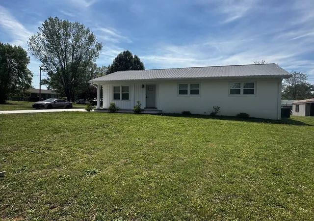 Photo 3 of Single family home for sale at 307 Randall St, Lawrenceburg, TN 38464 | MLS# 3173390 | Listing updated on 2026-04-19