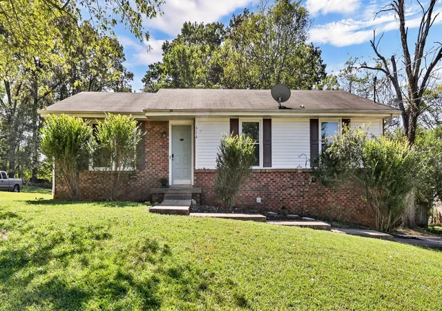 Photo 2 of Single family home for sale at 614 Cayce Dr, Clarksville, TN 37042 | MLS# 3178299 | Listing updated on 2026-07-06