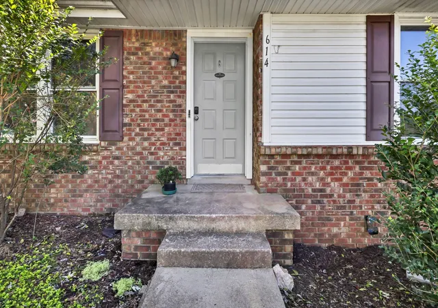 Photo 3 of Single family home for sale at 614 Cayce Dr, Clarksville, TN 37042 | MLS# 3178299 | Listing updated on 2026-07-06