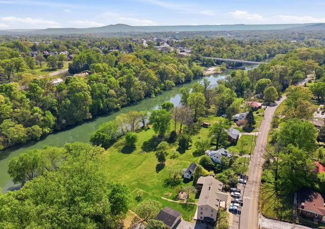 Listing Photo 1 - Condo for sale in building located at 212 Westwood Dr, McMinnville, TN 37110