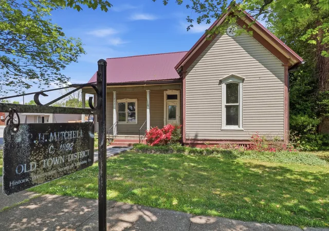 Photo 2 of Single family home for sale at 211 Se Atlantic St, Tullahoma, TN 37388 | MLS# 3176102 | Listing updated on 2026-08-31