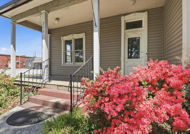 Photo 3 of Single family home for sale at 211 Se Atlantic St, Tullahoma, TN 37388 | MLS# 3176102 | Listing updated on 2026-08-31