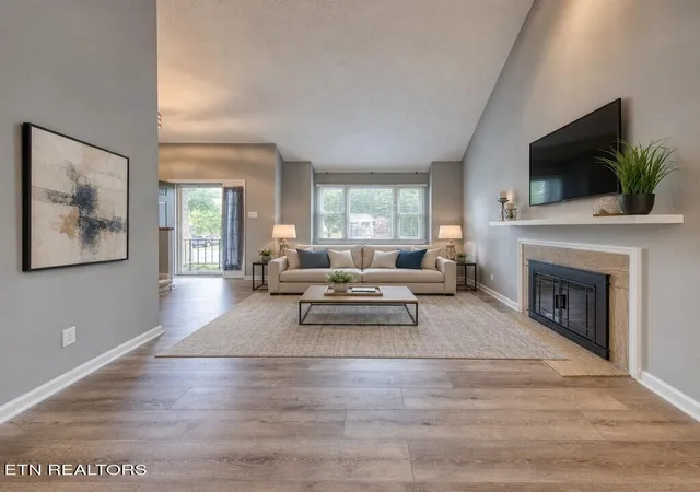 Photo 2 of Single family home for sale at 915 Miles Ct, Knoxville, TN 37923 | MLS# 3615734 | Listing updated on 2026-10-09