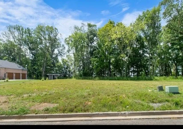 Photo 3 of Sale Pending at 866 Shady Blf Trl, Clarksville, TN 37043 | MLS# 3175863 | Listing updated on 2026-10-06
