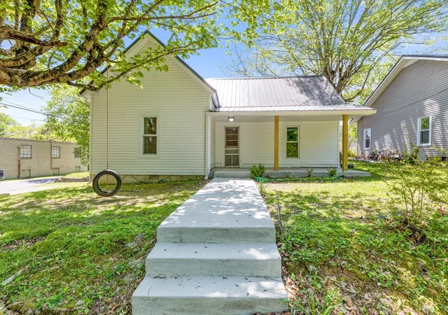 2nd image of 300 W Railroad St, Dickson, TN 37055 | MLS# 3178716