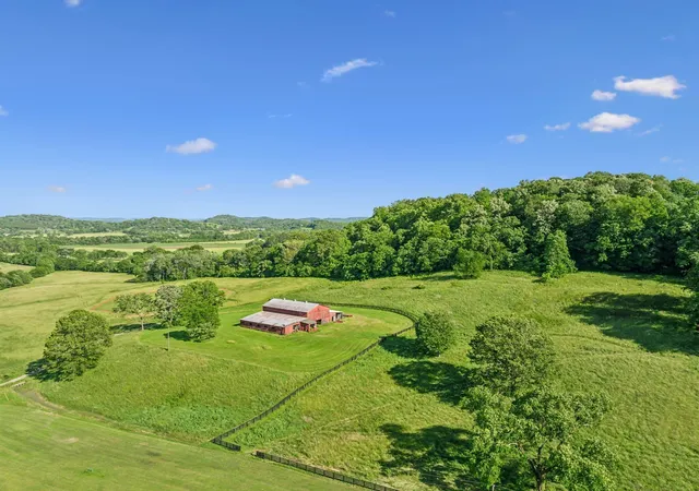Photo 2 of Sale Pending at 3318 Hensley Cir, Franklin, TN 37064 | MLS# 3181910 | Listing updated on 2026-10-09