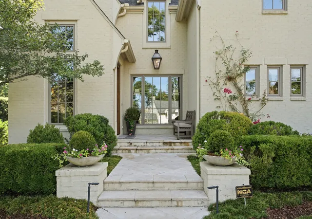 Photo 2 of Sale Pending at 912 Westview Ave, Nashville, TN 37205 | MLS# 3545056 | Listing updated on 2026-09-13
