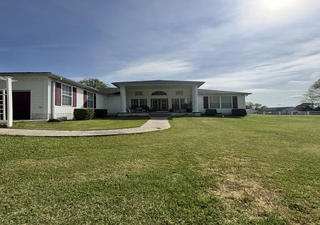 Photo 3 of Single family home for sale at 206 Dreaden St, Waverly, TN 37185 | MLS# 3178179 | Listing updated on 2026-09-17