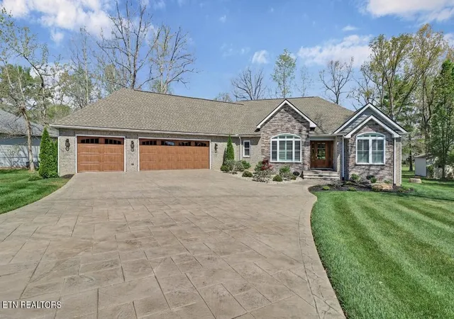 Photo 2 of Single family home for sale at 120 Forest View Dr, Crossville, TN 38558 | MLS# 3178112 | Listing updated on 2026-09-24