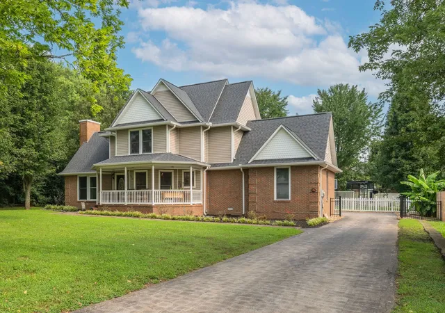 Photo 2 of Single family home for sale at 411 Sunnyside Ln, Columbia, TN 38401 | MLS# 3335279 | Listing updated on 2026-09-15