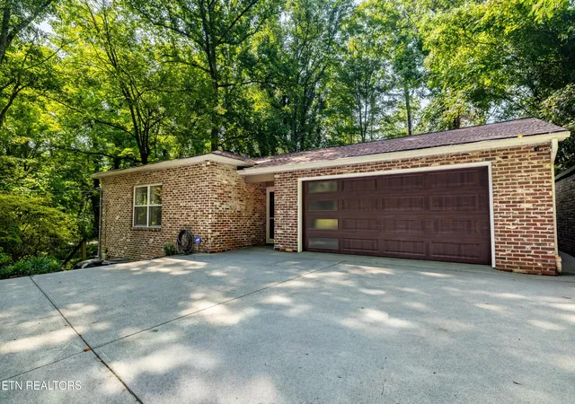 Photo 1 of Single family home for sale at 2513 Sw Lakemoor Dr, Knoxville, TN 37920 | MLS# 3218355 | Listing updated on 2026-08-16