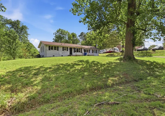 Photo 2 of Single family home for sale at 2082 Skyview Cir, Clarksville, TN 37042 | MLS# 3180271 | Listing updated on 2026-06-30