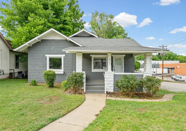 Homes for sale in Clarksville, TN | 927 Crossland Ave, Clarksville, TN 37040 | MLS# 3231780