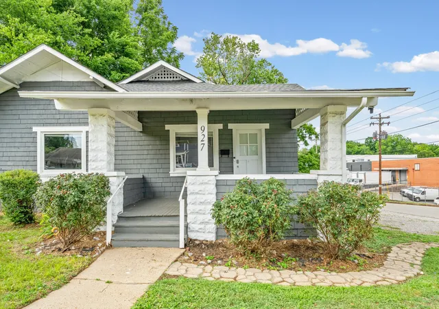 Photo 3 of Single family home for sale at 927 Crossland Ave, Clarksville, TN 37040 | MLS# 3231780 | Listing updated on 2026-09-07