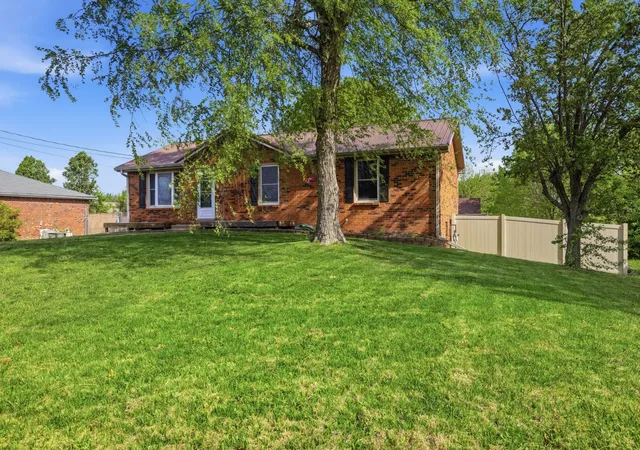 2nd image of 335 Cunningham Ln, Clarksville, TN 37042 | MLS# 3180472