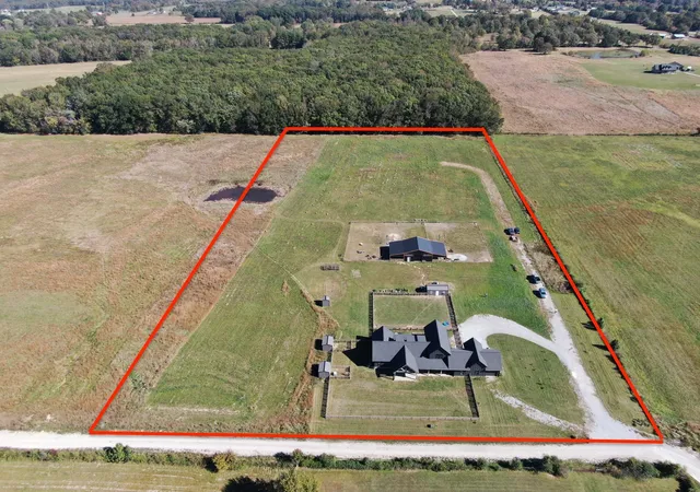 2nd image of 128 Emma Ln, Hohenwald, TN 38462 | MLS# 3183199