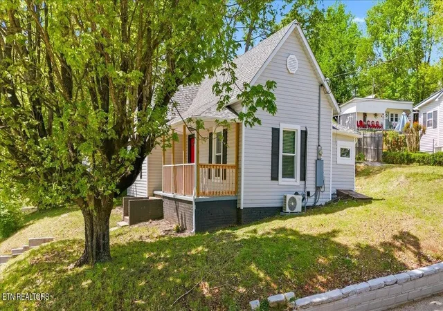 Photo 2 of Single family home for sale at 702 W Rhoten St, Jefferson City, TN 37760 | MLS# 3180740 | Listing updated on 2026-08-21