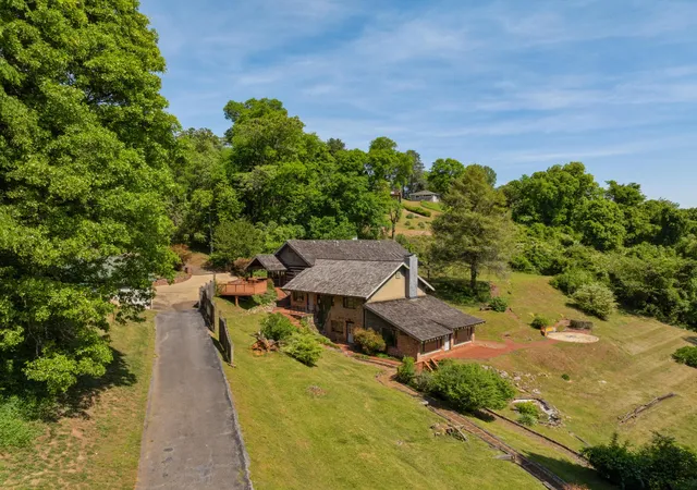 Homes for sale in Chattanooga, TN | 2910 Crest Terrace Dr, Chattanooga, TN 37404 | MLS# 3181652