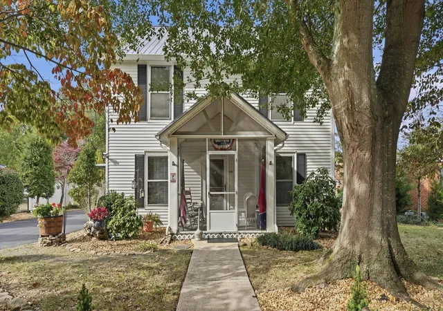 Single family home for sale at 611 E Grundy St, Tullahoma, TN 37388 | MLS# 3627386