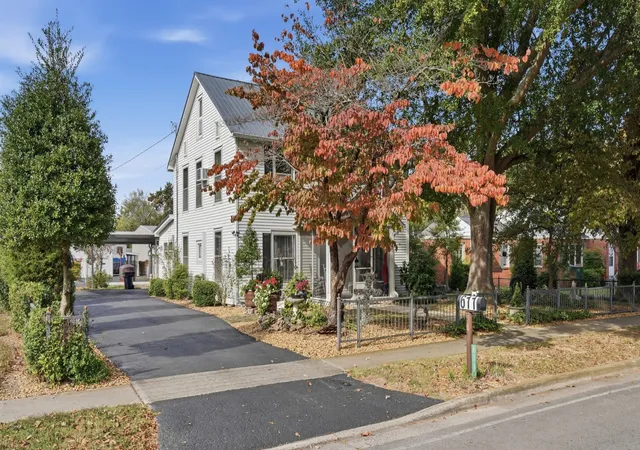 Photo 2 of Single family home for sale at 611 E Grundy St, Tullahoma, TN 37388 | MLS# 3627386 | Listing updated on 2026-10-29