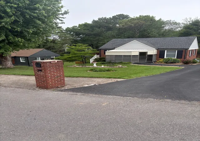 Photo 2 of Single family home for sale at 1735 Merritt Dr, Clarksville, TN 37043 | MLS# 3183146 | Listing updated on 2026-08-06