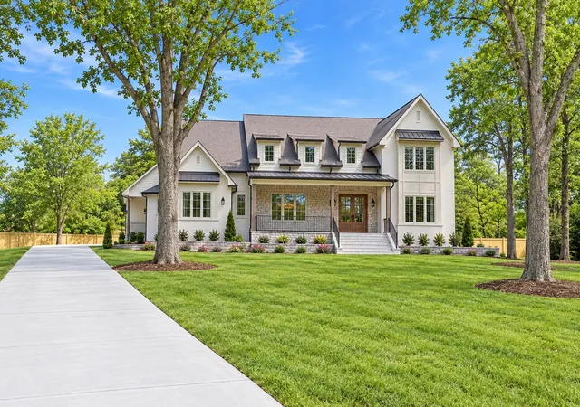 Photo 2 of Mansion for sale at 9016 Hood Pl, Brentwood, TN 37027 | MLS# 3183992 | Listing updated on 2026-10-04