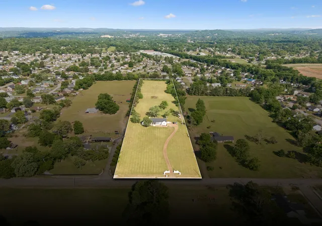 Photo 2 of Single family home for sale at 418 Rutherford Ln, Columbia, TN 38401 | MLS# 3185277 | Listing updated on 2026-10-06