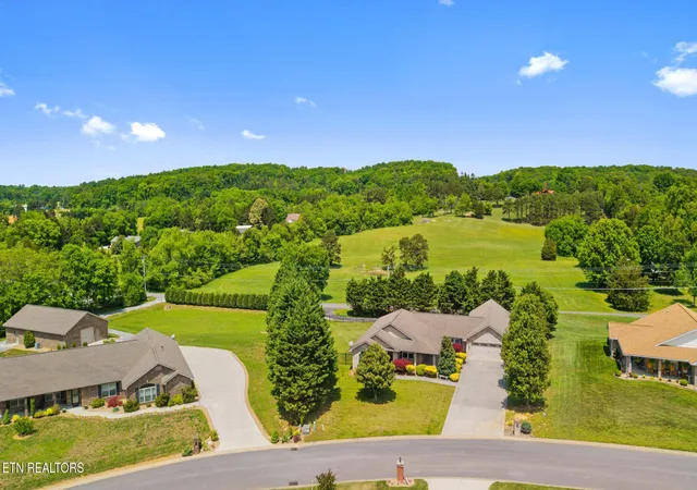 Photo 3 of Single family home for sale at 1018 Southwind Cir, Dandridge, TN 37725 | MLS# 3280667 | Listing updated on 2026-09-19