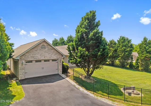 Photo 3 of Single family home for sale at 1018 Southwind Cir, Dandridge, TN 37725 | MLS# 3280667 | Listing updated on 2026-09-19