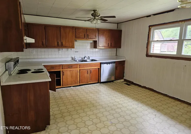 Photo 4 of Single family home for sale at 306 Wilson Hurst St, Tazewell, TN 37879 | MLS# 3528477 | Listing updated on 2026-08-28