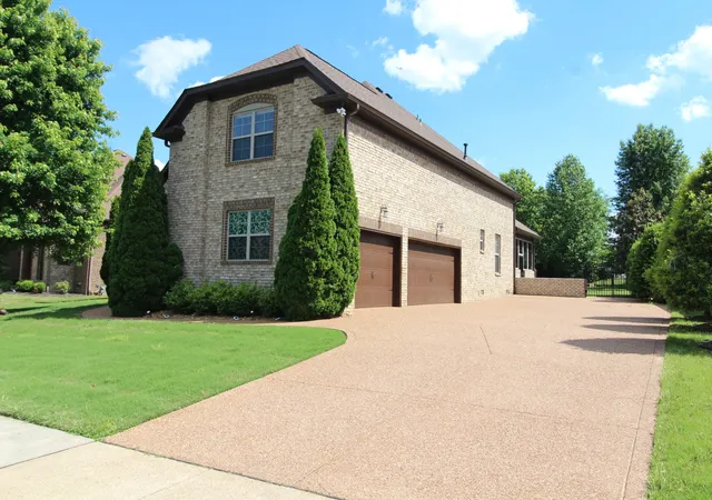 Photo 3 of Single family home for sale at 337 Crooked Crk Ln, Hendersonville, TN 37075 | MLS# 3211235 | Listing updated on 2026-08-19