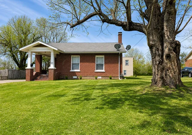 1st image of 212 W End Ave, Dickson, TN 37055 | MLS# 3189895