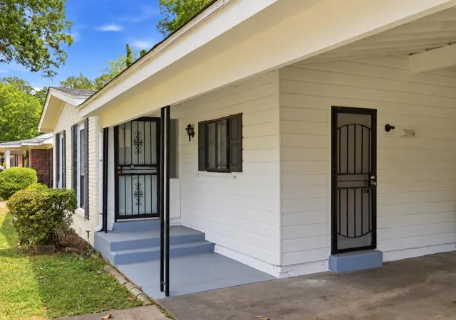 Photo 3 of Sale Pending at 727 Crescent Rd, Memphis, TN 38116 | MLS# 3513255 | Listing updated on 2026-10-12