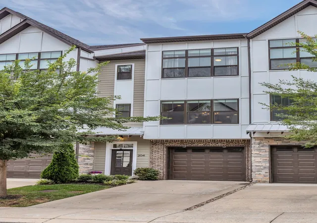 Photo 4 of Townhouse for sale at 204 Stonecrest Cir, Nashville, TN 37209 | MLS# 3190105 | Listing updated on 2026-09-01
