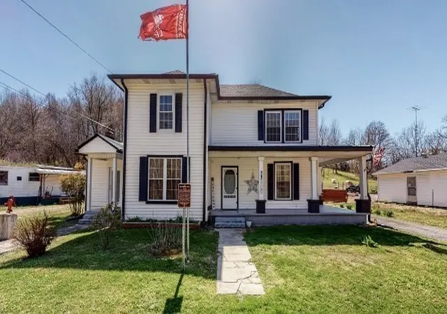 Homes for sale in Red Boiling Springs, TN | 419 E Main St, Red Boiling Springs, TN 37150 | MLS# 3185633