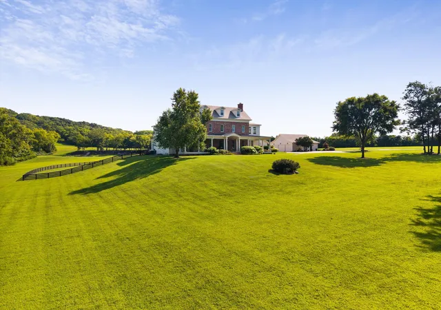 Photo 3 of Mansion for sale at 4810 Scenic Oaks Ln, Thompsons Station, TN 37179 | MLS# 3190005 | Listing updated on 2026-09-27