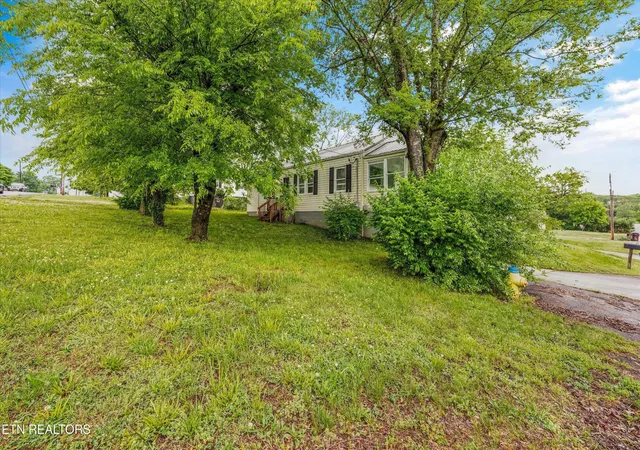 Photo 3 of Single family home for sale at 835 E Lincoln Rd, Alcoa, TN 37701 | MLS# 3318594 | Listing updated on 2026-08-10