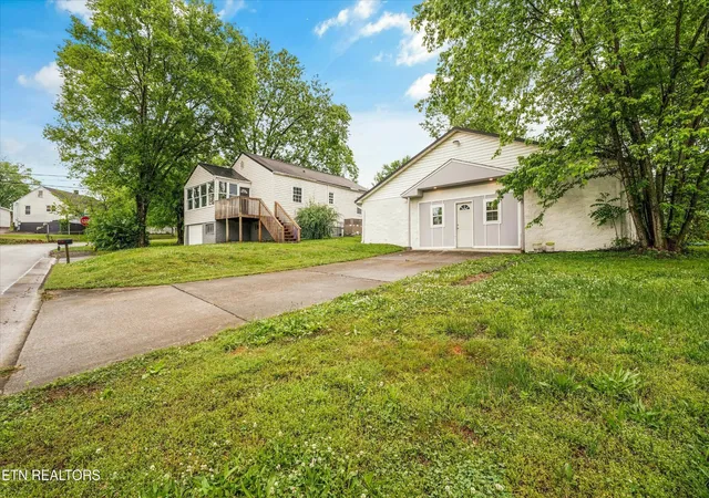 Photo 3 of Single family home for sale at 835 E Lincoln Rd, Alcoa, TN 37701 | MLS# 3318594 | Listing updated on 2026-08-10