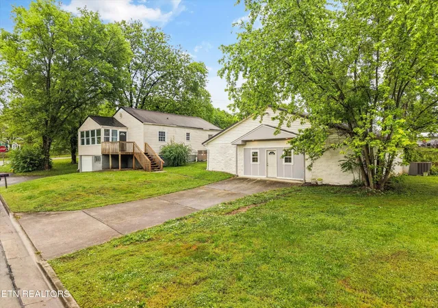 Photo 4 of Single family home for sale at 835 E Lincoln Rd, Alcoa, TN 37701 | MLS# 3318594 | Listing updated on 2026-08-10