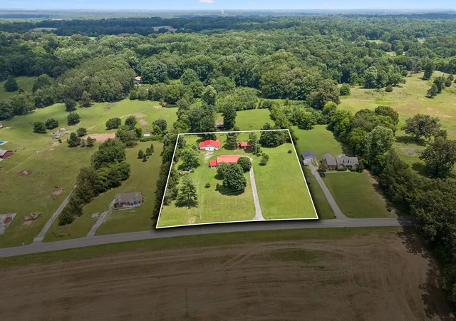 2nd image of 827 Tommy Oliver Rd, Clarksville, TN 37042 | MLS# 3259657