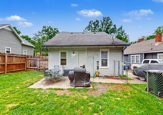 Homes for sale in Gallatin, TN | 161 E Winchester St, Gallatin, TN 37066 | MLS# 3198861